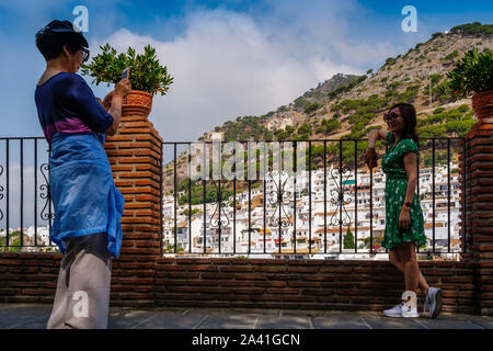 I turisti cinesi, bianco villaggio di Mijas Pueblo. Provincia di Malaga, Costal del Sol. Andalusia, Spagna meridionale. Europa Foto Stock