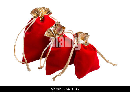 Velluto rosso astuccio regalo con rivestimento in oro. Tre sacchi di dimensioni differenti isolati su sfondo bianco Foto Stock