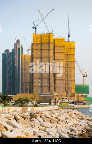 Costruzione di nuove aree urbane ad alta densità ad alta edifici di appartamenti nel parco LOHAS nuovo alloggiamento estate in Nuovi Territori di Hong Kong, Cina. Foto Stock