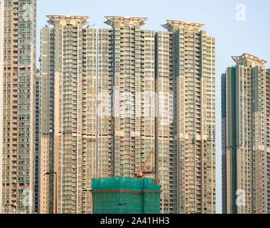 La facciata della urbano denso ad alta edifici di appartamenti nel parco LOHAS nuovo alloggiamento estate in Nuovi Territori di Hong Kong, Cina. Foto Stock