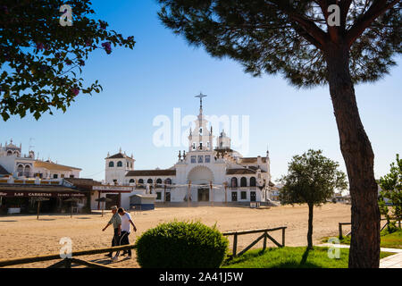 Hermitage nel rociero città di El Rocio. La provincia di Huelva. Southern Andalusia, Spagna. Europa Foto Stock