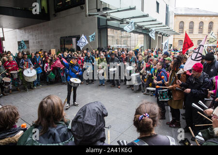 Londra, Regno Unito. 11 ottobre, 2019. Gli attivisti del clima dalla ribellione di estinzione bloccare l'ingresso principale della BBC New Broadcasting House il quinto giorno della ribellione internazionale proteste. Essi chiedevano che il broadcaster "dire la verità" per quanto riguarda il clima di emergenza. Credito: Mark Kerrison/Alamy Live News Foto Stock