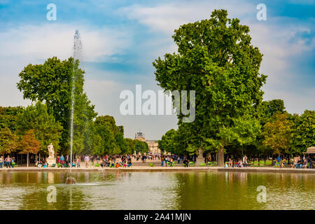 Bella vista ravvicinata del lago ottagonale "Bassin ottagonale' con fontana e sedie verde nel famoso Giardino delle Tuileries a Parigi. Il viale con due... Foto Stock