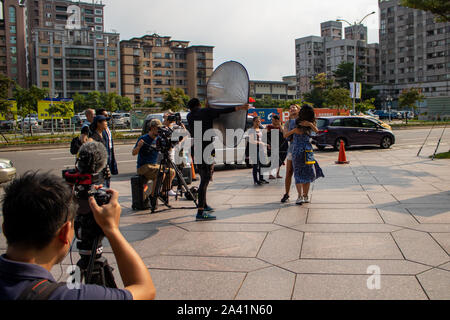 Taipei / Taiwan - Agosto 09 2018: Low budget troupe riprese di una scena sulla strada di fronte a 101 World Trade Center di Taipei Taiwan Foto Stock