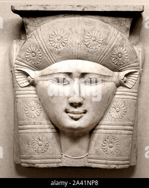 Il volto della dea Hathor, mucca con le orecchie del III secolo A.C. frammento di capitello di una colonna calcarea egiziano Egitto Foto Stock