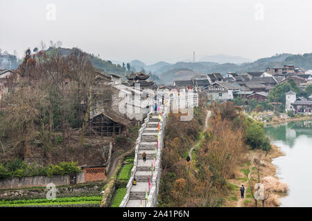 Ming Dinastia Qing Cinese tradizionale casa rurale, costruito con piastrelle nere, pietra e mattoni, in Qingyan città antica, una delle famose città vecchia e popu Foto Stock