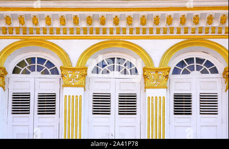 Finestre colorate sulle case di Peranakan di Singapore Foto Stock