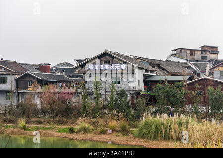 Ming Dinastia Qing Cinese tradizionale casa rurale, costruito con piastrelle nere, pietra e mattoni, in Qingyan città antica, una delle famose città vecchia e popu Foto Stock