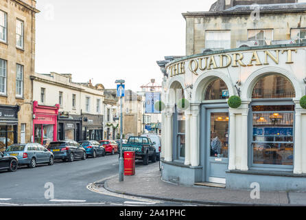 Il quadrante sull'angolo della Principessa Victoria St e Clifton Down rd nel villaggio di Clifton, Bristol, Inghilterra, Regno Unito. Foto Stock