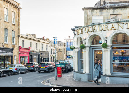 Il quadrante sull'angolo della Principessa Victoria St e Clifton Down rd nel villaggio di Clifton, Bristol, Inghilterra, Regno Unito. Foto Stock