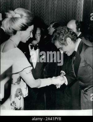 Ottobre 10, 1974 - Londra, Inghilterra, Regno Unito - Princess Anne saluta la star del film Omar Sharif la scorsa notte durante una carità premiere di ''Juggernaut'' al Leicester Square Theatre. (Credito Immagine: © Keystone Press Agency/Keystone USA via ZUMAPRESS.com) Foto Stock