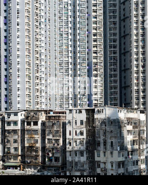 Il contrasto tra i vecchi e i nuovi blocchi di appartamenti a Shek Kip Mei in Kowloon, Hong Kong. Foto Stock