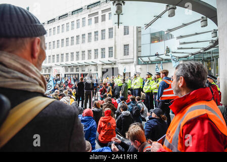 Londra, Regno Unito. 11 ottobre 2019. Membri della ribellione di estinzione si raccolgono al di fuori della sede della BBC a Portland Place il giorno 5 delle loro manifestazioni. Il clima di attivisti chiedono che il governo richiede un'azione immediata contro gli effetti negativi dei cambiamenti climatici. Credito: Stephen Chung / Alamy Live News Foto Stock