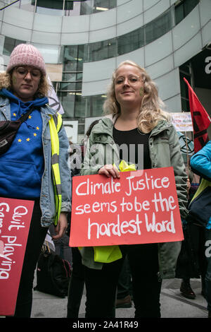 London, Regno Unito - 11 Ottobre 2019.attivisti del clima dalla ribellione di estinzione salire sul tetto di vetro e occupare lo spazio antistante della BBC Broadcasting House come la costruzione di giornalisti di bloccaggio fuori e accusando la British Broadcasting service di tacere sul cambiamento climatico. Credito: amer ghazzal/Alamy Live News Foto Stock