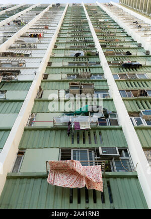 Tipiche abitazioni sociali appartamento blocco esterno a Shek Kip Mei in Kowloon, Hong Kong. Foto Stock