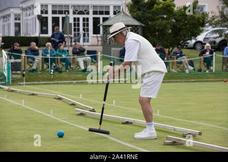 Chris Roberts a Phyllis Corte V Nottingham nella Nazionale di Golf Croquet Inter-Club finale di campionato a Phyllis Corte Club, Henley on Thames, Regno Unito Foto Stock