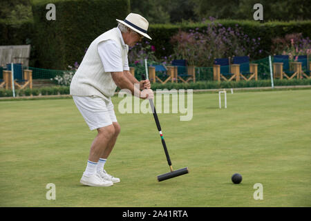 Chris Roberts a Phyllis Corte V Nottingham nella Nazionale di Golf Croquet Inter-Club finale di campionato a Phyllis Corte Club, Henley on Thames, Regno Unito Foto Stock