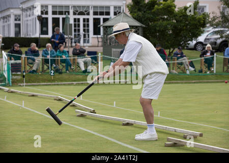 Chris Roberts a Phyllis Corte V Nottingham nella Nazionale di Golf Croquet Inter-Club finale di campionato a Phyllis Corte Club, Henley on Thames, Regno Unito Foto Stock