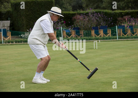 Chris Roberts a Phyllis Corte V Nottingham nella Nazionale di Golf Croquet Inter-Club finale di campionato a Phyllis Corte Club, Henley on Thames, Regno Unito Foto Stock