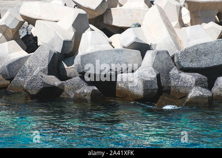 Interruttori d'onda, calcestruzzo wavebreaker o frangiflutti Foto Stock