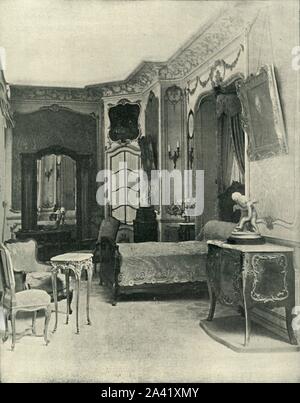 Louis XV, bedchamber effettuata dalla Maison Soubrier, (1903). "Chambre a Coucher Louis XV Ex&#xe9;tagliare&#xe9;e Par La Maison Soubrier'. Camera da letto usata da re Luigi XV di Francia (1710-1774), con mobili di legno di ciliegio. Da "La Revue de L'Art Ancien et Moderne" - Volume XIV, luglio-dicembre 1903, [Paris, 1903] Foto Stock