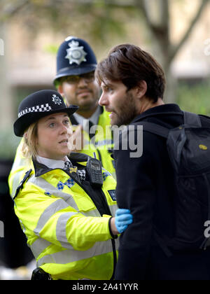 Londra, Regno Unito. La Metropolitan Police degli ufficiali di polizia di estinzione di una ribellione protesta in Westminster, Ottobre 2019 Foto Stock