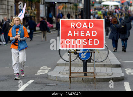 Londra, Regno Unito. Strada chiusa nel segno di Whitehall durante una ribellione di estinzione di protesta, Ottobre 2019 Foto Stock