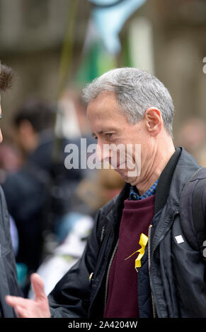 Peter Tatchell (attivista dei diritti umani) in corrispondenza di una ribellione di estinzione protesta in Westminster, Ottobre 2019 Foto Stock