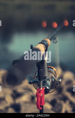 Canna da pesca con uno sfondo sfocato in una bella giornata di sole Foto Stock