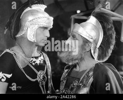 HENRY WILCOXON come Marc Antony e C. AUBREY SMITH come Enobarbus in CLEOPATRA 1934 director Cecil B. DeMILLE Foto di Ray Jones Paramount Pictures Foto Stock