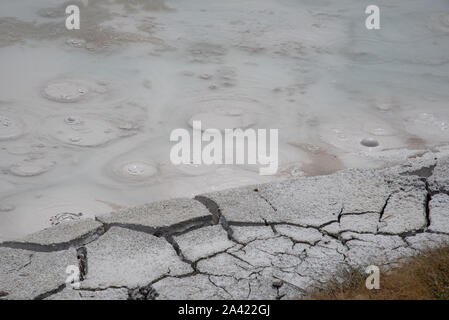 Fango bollente primavera calda ad artisti painpots geotermia a Yellowstone Foto Stock