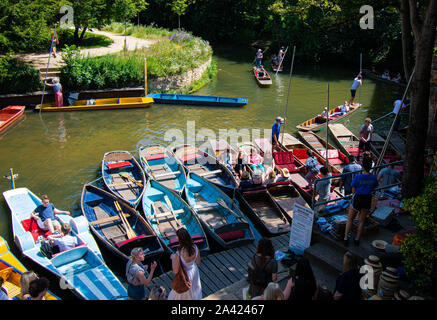 Oxford, Regno Unito - 29 Giugno 2019: i turisti di essere prese in considerazione per un punt lungo il fiume Tamigi come visto da di Magdalen Bridge Foto Stock