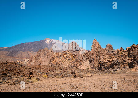 Il paesaggio del deserto con sfondo di montagna , Pico del Teide vertice vulcaniche Foto Stock