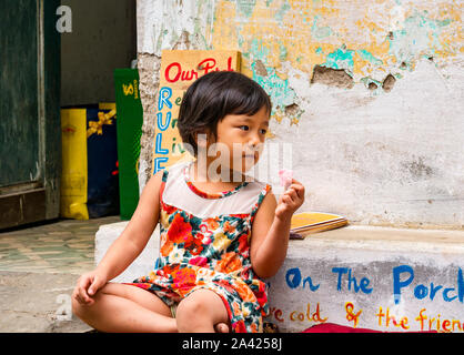 Giovane vietnamita ragazza seduta accanto al vecchio cafe nel Villaggio Ferroviario, Hanoi, Vietnam Asia Foto Stock