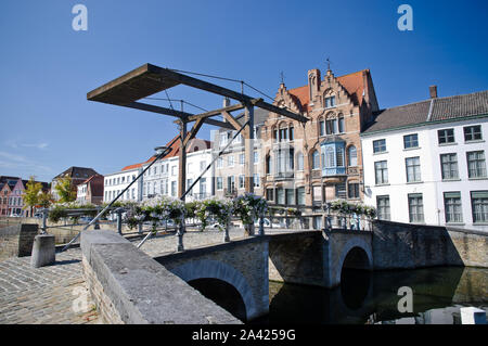 Uno storico ponte di legno sul canale di Bruges, Belgio. Foto Stock