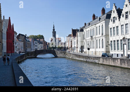 Un tipico canale scena in Bruges, Belgio, in una giornata di sole. Foto Stock