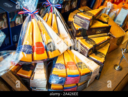 Formaggi assortiti di marca confezionati in regalo in esposizione per la vendita presso la fabbrica di formaggio.Amsterdam, Paesi Bassi, Foto Stock