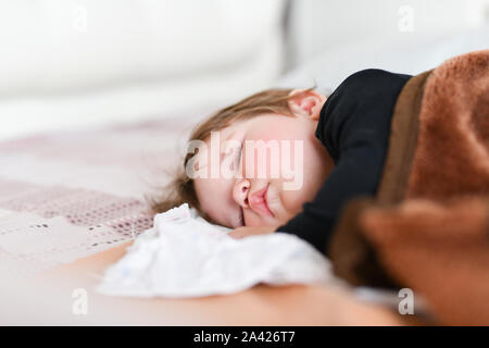 Bambino sonno diurno. Un sano sonno diurno per il neonato. Il bambino dorme in un ortopedico di bambini cocoon sul letto. bambino dopo riposo attivo Foto Stock