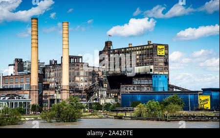 Produce da oltre 100 anni la raffineria di Chalmette di Domino Sugar sul fiume Mississippi appena fuori New Orleans, Louisiana. Foto Stock