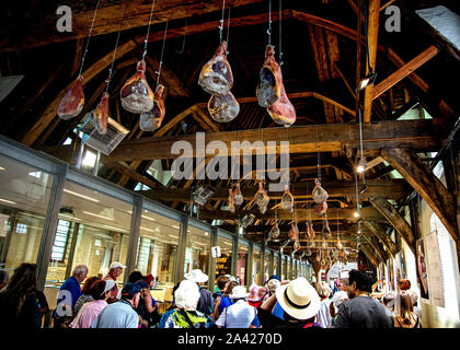 Appendere i prosciutti essiccato in grande macellaio Hall di Ghent, Belgio Foto Stock