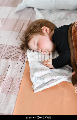 Bambino sonno diurno. Un sano sonno diurno per il neonato. Il bambino dorme in un ortopedico di bambini cocoon sul letto. bambino dopo riposo attivo Foto Stock