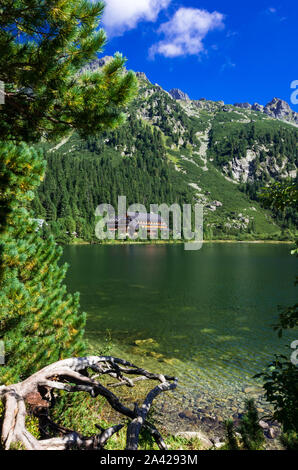 Popradske pleso vicino al villaggio di Strbske Pleso in Slovacchia. Poprad lago è una destinazione molto popolare in Alti Tatra Foto Stock