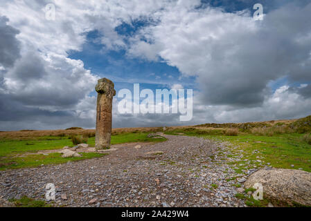 Croce Syward AKA Monache croce è uno dei più noti punti di riferimento su Dartmoor . In piedi in corrispondenza della giunzione di due vie principali essendo gli abati' way e il Foto Stock