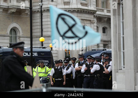 La polizia di raccogliere su Portland Place vicino all'ingresso della nuova BBC Broadcasting House di Londra dove i manifestanti hanno tentato di bloccare l'ingresso, durante una ribellione di estinzione (XR) protesta. Foto Stock