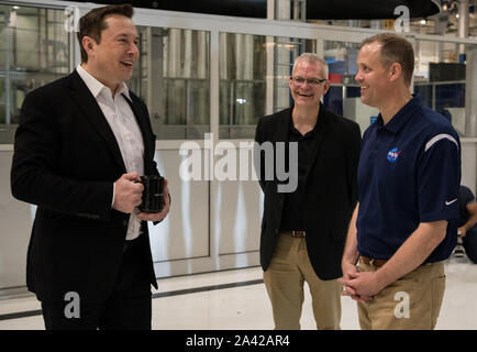 Hawthorne, Stati Uniti. Undicesimo oct, 2019. Amministratore della NASA Jim Bridenstine, destra parla di SpaceX Chief Engineer Elon Musk, durante un tour della sede SpaceX il 10 ottobre 2019, in Hawthorne, CA. Foto NASA da Aubrey Gemignani/UPI Credito: UPI/Alamy Live News Foto Stock