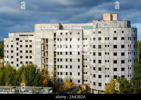 Abbandonata incompiuta un edificio a più piani. L'edificio è senza finestre. Foto Stock