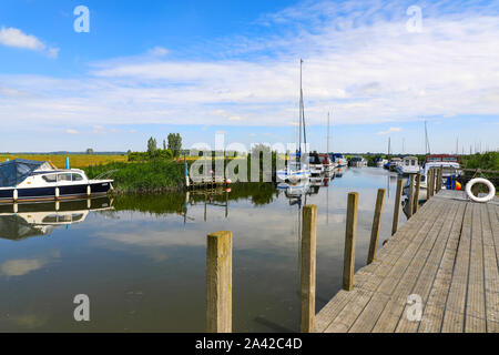 Barche ormeggiate a Hardley Dike, Hardley Staithe, Norfolk Broads, Norfolk, Inghilterra, Regno Unito Foto Stock