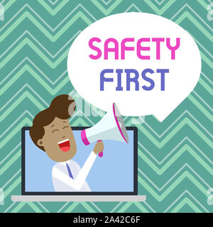 Segno di testo che mostra la sicurezza prima di tutto. Business photo detto testo per dire che è meglio al fine di evitare inutili rischi Uomo che parla attraverso il laptop in Loudh Foto Stock