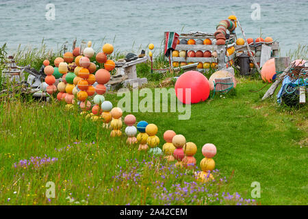 Decorazione con boe colorate in giardino, Andenes, Norvegia, Europa Foto Stock