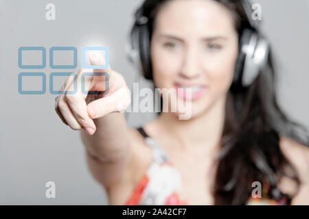 Donna selezionando un brano da ascoltare premendo un pulsante di concetto Foto Stock